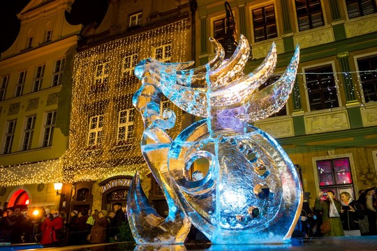 Scultura di ghiaccio rappresentante una sirena, Piazza del Mercato di Poznań, sera